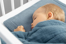 Lade das Bild in den Galerie-Viewer, SET ODEJA IN VZGLAVNIK KNITTED MUSLIN | MODRA