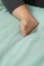 Naložite sliko v pregledovalnik galerije, SET ODEJA IN VZGLAVNIK IZ MUSLINA 100X135 | ROSE