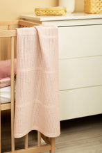 Naložite sliko v pregledovalnik galerije, PLETENA ODEJICA MOLLY | ROZA