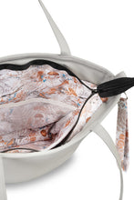 Lade das Bild in den Galerie-Viewer, Herbstwald-Wickeltasche | Grau