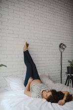 Lade das Bild in den Galerie-Viewer, Premium Umstandsleggings Milk&Love | Navi
