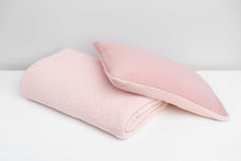 Lade das Bild in den Galerie-Viewer, SET ODEJA IN VZGLAVNIK KNITTED MUSLIN | PINK
