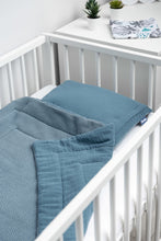 Lade das Bild in den Galerie-Viewer, SET ODEJA IN VZGLAVNIK KNITTED MUSLIN | MODRA
