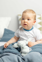 Lade das Bild in den Galerie-Viewer, SET ODEJA IN VZGLAVNIK KNITTED MUSLIN | MODRA
