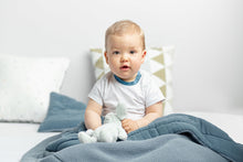 Lade das Bild in den Galerie-Viewer, SET ODEJA IN VZGLAVNIK KNITTED MUSLIN | MODRA
