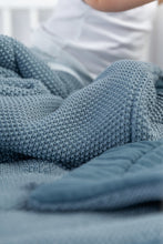 Lade das Bild in den Galerie-Viewer, SET ODEJA IN VZGLAVNIK KNITTED MUSLIN | MODRA
