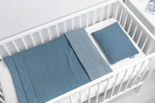Lade das Bild in den Galerie-Viewer, SET ODEJA IN VZGLAVNIK KNITTED MUSLIN | MODRA
