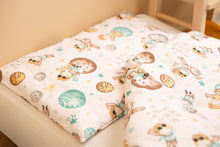 Lade das Bild in den Galerie-Viewer, Posteljnina 2-delni set 100 × 135 cm | PLANETS
