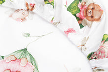 Lade das Bild in den Galerie-Viewer, TISKANA RJUHA Z MEDVEDJIM VZORCEM V CVETJU 60 X 120 CM
