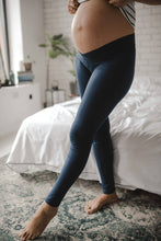 Lade das Bild in den Galerie-Viewer, Premium Umstandsleggings Milk&amp;Love | Navi
