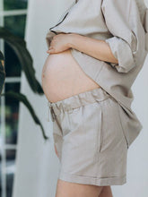 Lade das Bild in den Galerie-Viewer, Umstandsshorts Latte Mama | Cappuccino
