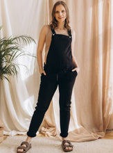 Lade das Bild in den Galerie-Viewer, Umstands-Jumpsuit Latte mama - Schwarz
